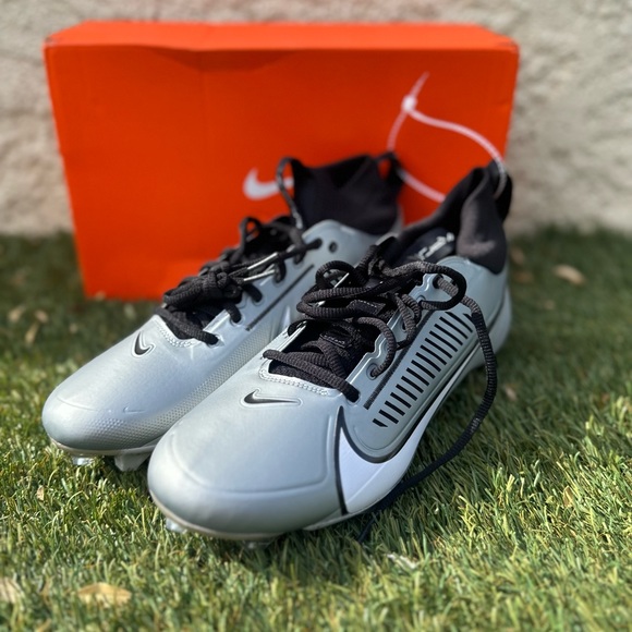 Football cleats - Picture 1 of 3